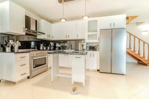 Køleskab, mikrobølgeovn, ovn, kaffe-/temaskine