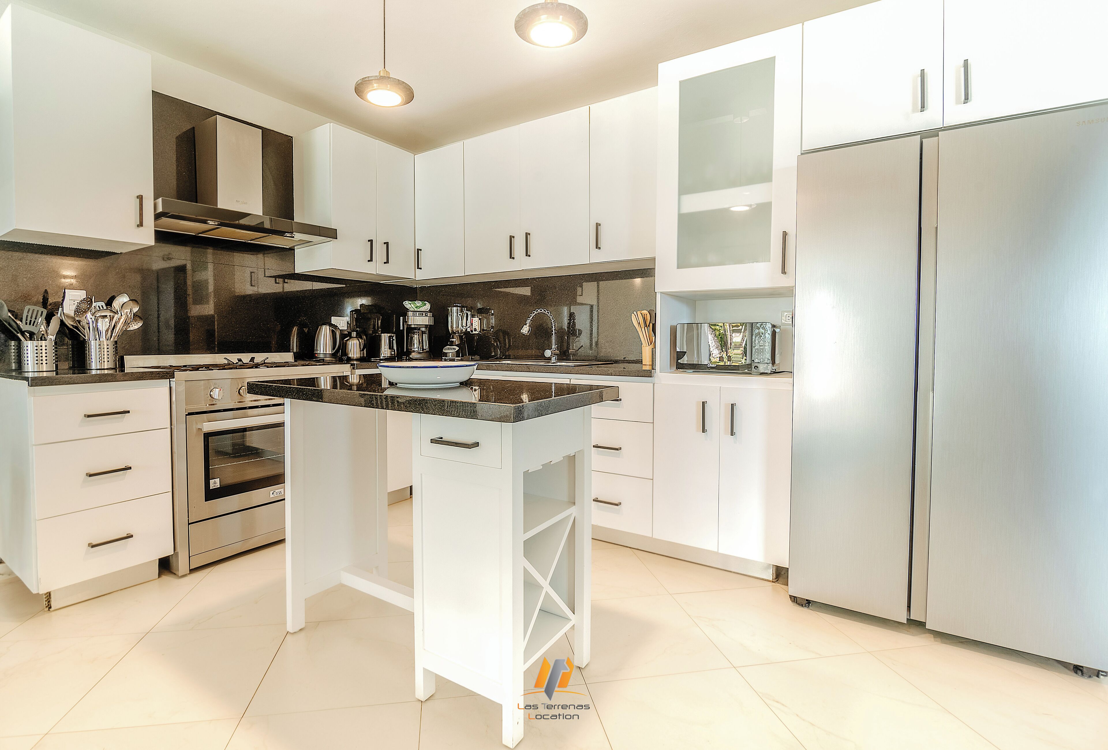 Refrigerador, microondas, horno y cafetera y tetera 