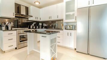 Fridge, microwave, oven, coffee/tea maker