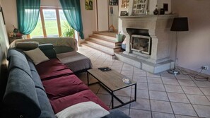 TV, fireplace - Maison de Campagne Avec vue Imprenable sur la Campagne (Janaillat)