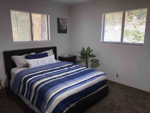 3 bedrooms, iron/ironing board, travel cot, WiFi - Cabin Chateau Relaxo Cabin large game. Hot Tub. 360 wrap around deck (Running Springs)