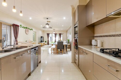 Modern Elegant House (4 Bedroom and  parking)