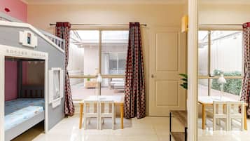 4 bedrooms, desk, iron/ironing board, WiFi