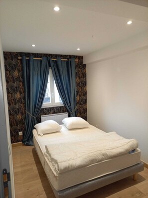 2 bedrooms, desk, iron/ironing board, free WiFi