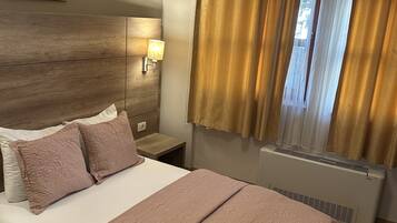 Basic Double Room Single Use | Desk, free WiFi, bed sheets