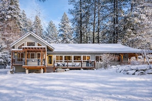 Exterior - Riverside Cabin-River, Hot Tub, WIFI, Dogs OK (Leavenworth)