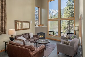 Smart TV, caminetto, tavolo da ping pong, libri