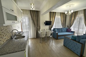 Family Apartment | 1 bedroom, premium bedding, individually decorated, desk - KERAMOS APART (Ula)