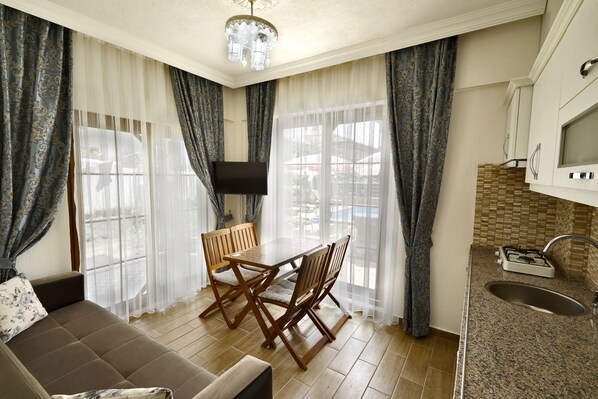 Basic Apartment | 1 bedroom, premium bedding, individually decorated, desk - KERAMOS APART (Ula)