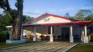 Un edificio con un tetto rosso e un'insegna che riporta la scritta "Selma Villa Market".