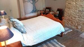 Room - Rustic cottage in the heart of the Bastides, Lot-et-Garonne.  Perfect for 2! (Montauriol)