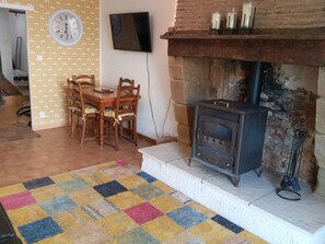 Interior - Rustic cottage in the heart of the Bastides, Lot-et-Garonne.  Perfect for 2! (Montauriol)