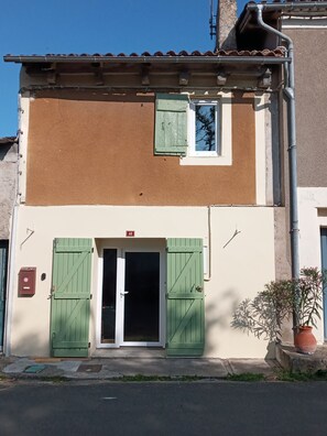 Exterior detail - Rustic cottage in the heart of the Bastides, Lot-et-Garonne.  Perfect for 2! (Montauriol)