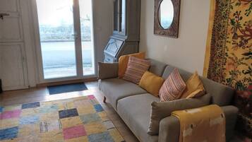 Televisión y chimenea