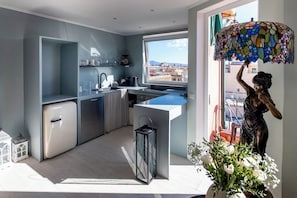 Coffee/tea maker, fridge, oven, stovetop - Pauline's View, una splendida finestra sulle bellezze della Roma antica. (Rome)