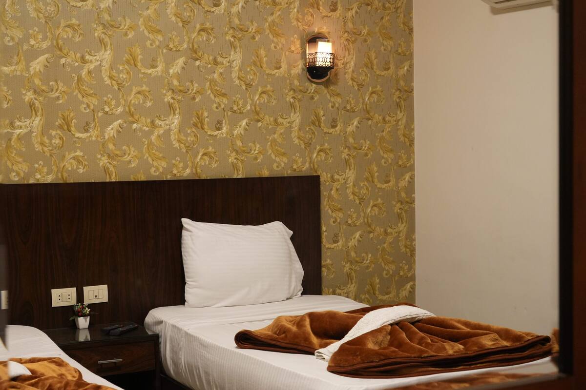 Double or Twin Room with shared bathroom | 迷你吧、書桌、免費無線上網、床單