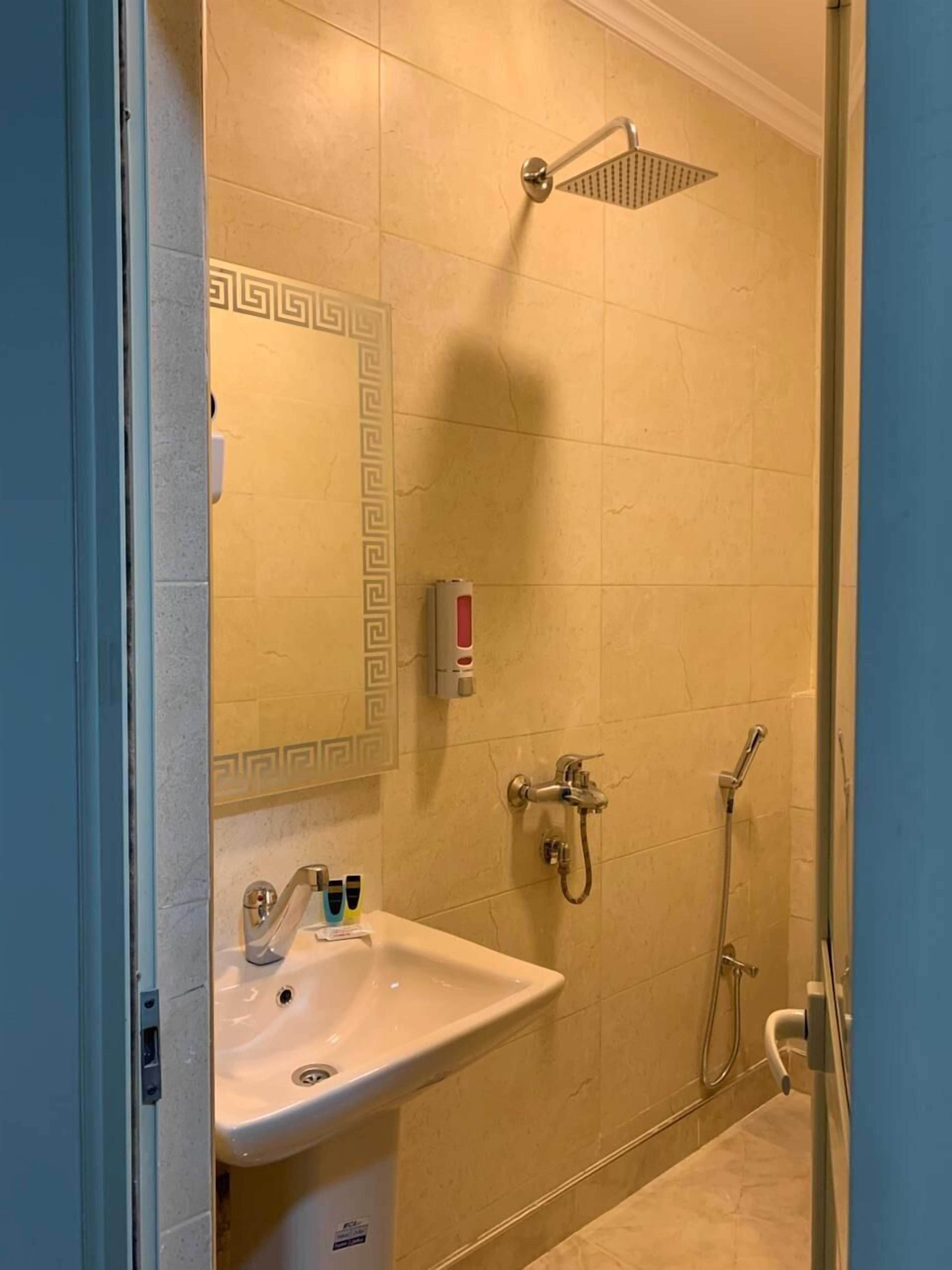 Photo - Montana Hotel