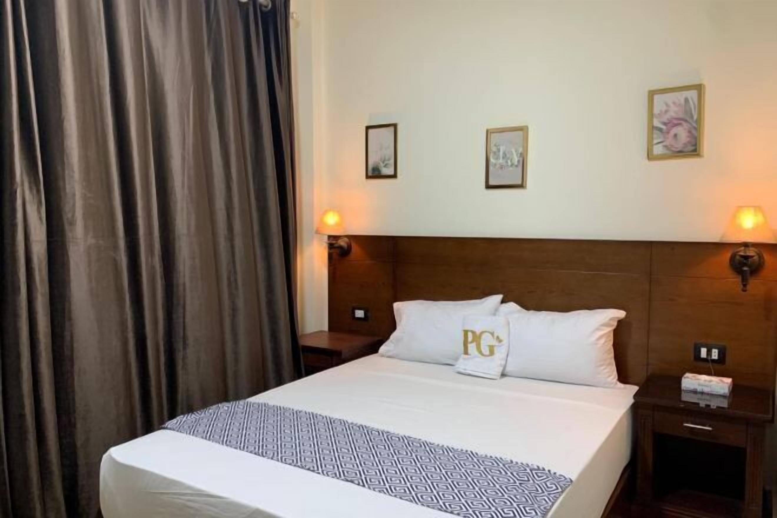 Minibar, desk, free WiFi, bed sheets