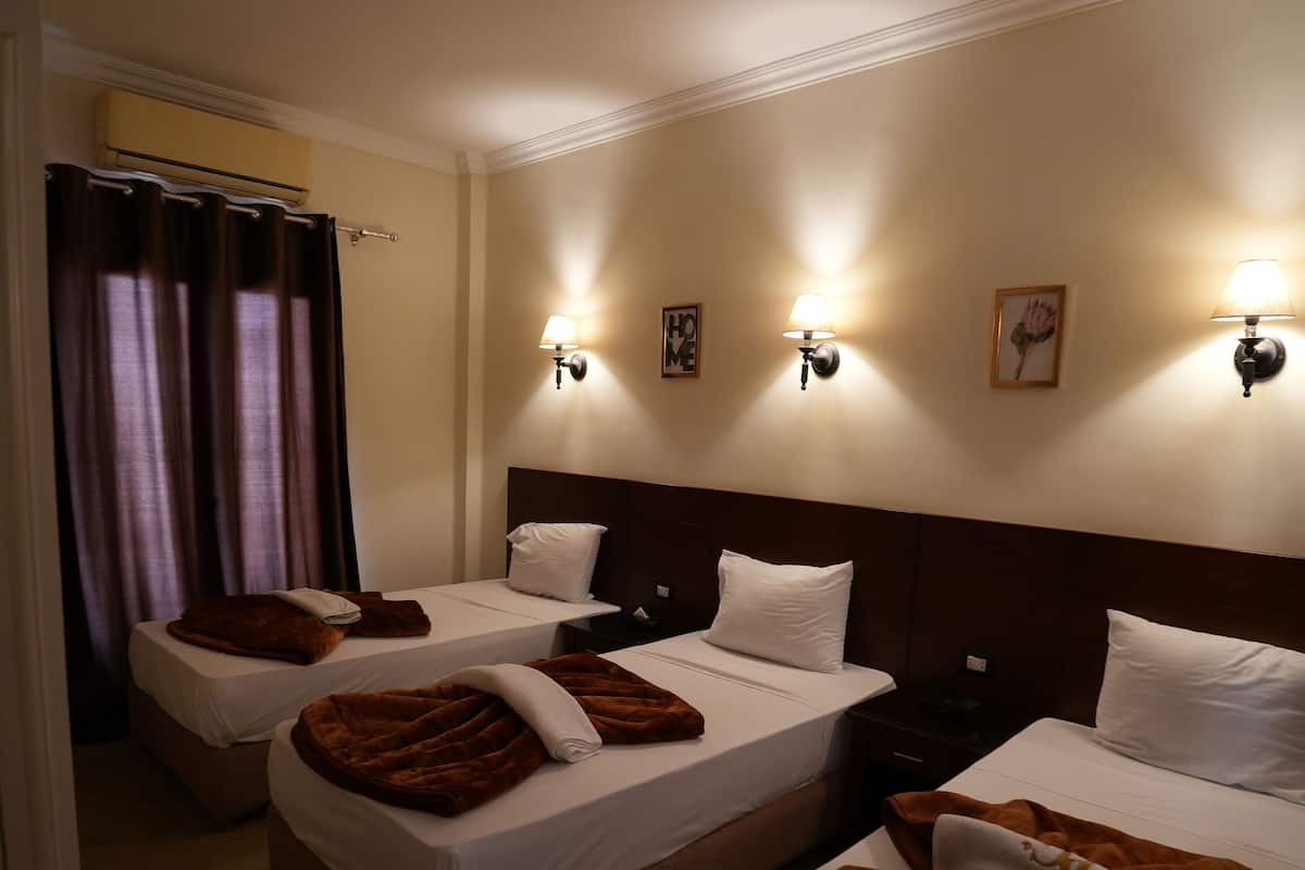 Camera Deluxe, 3 letti singoli | 1 camera, minibar, una scrivania, Wi-Fi gratuito