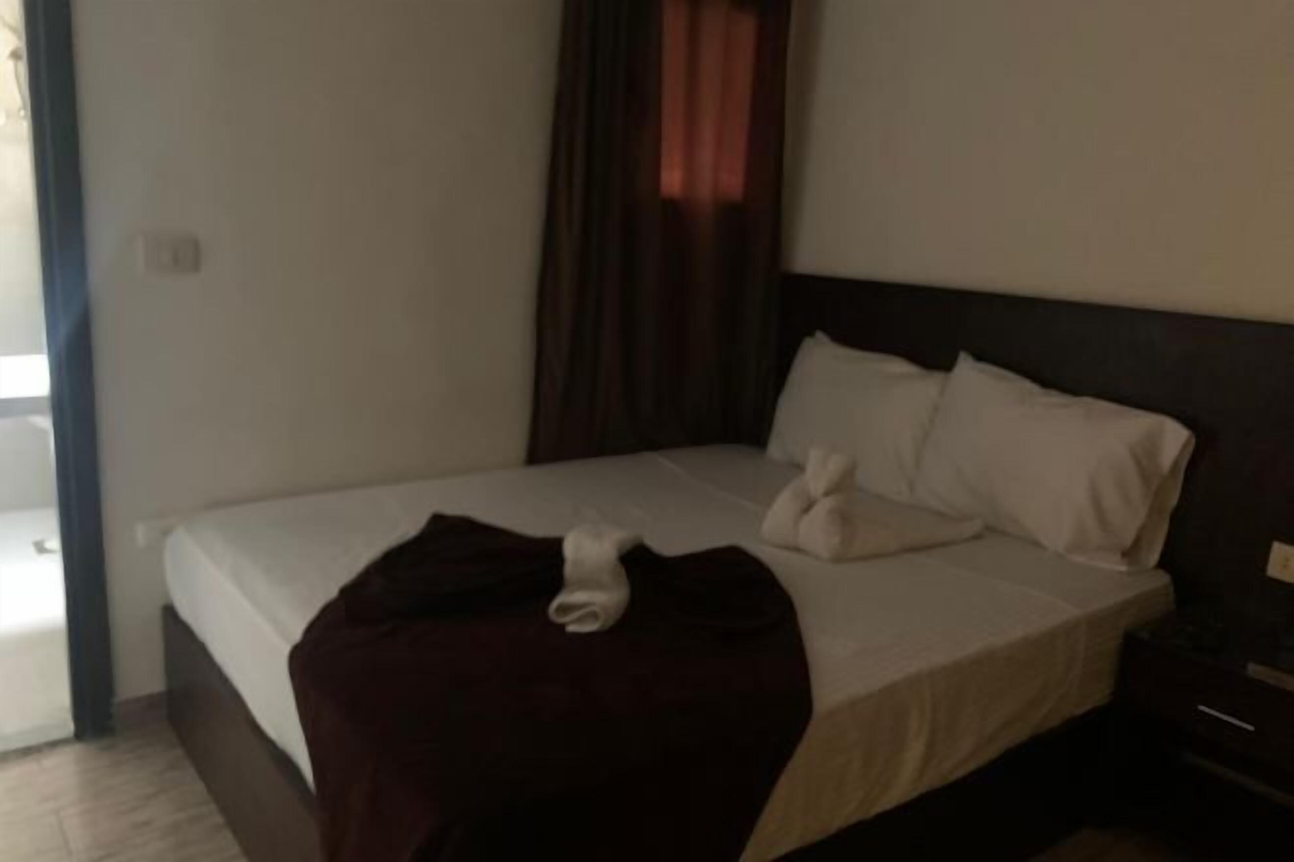 Minibar, escritorio, wifi gratis y ropa de cama