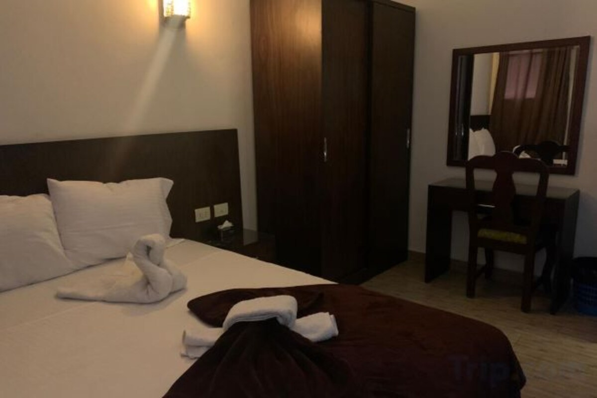 Minibar, desk, WiFi (free), bed sheets