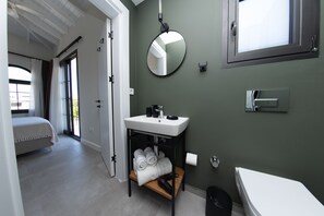 Haartrockner, Bidet, Handtücher, Seife