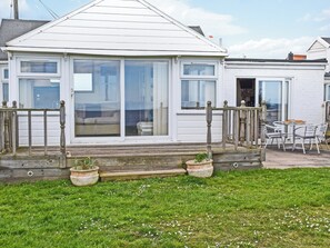 Outdoor dining - Bacton Seaview Bungalow (Bacton)
