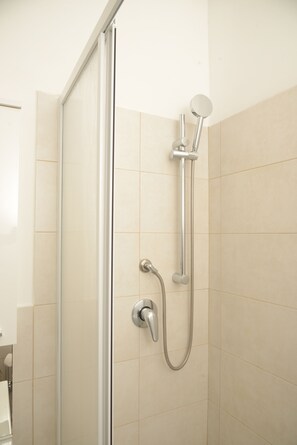 Ducha, secador de pelo, bidet, toallas