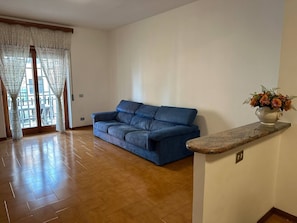 ห้องพัก, 1 ห้องนอน, ระเบียง, วิวเมือง | ห้องนั่งเล่น