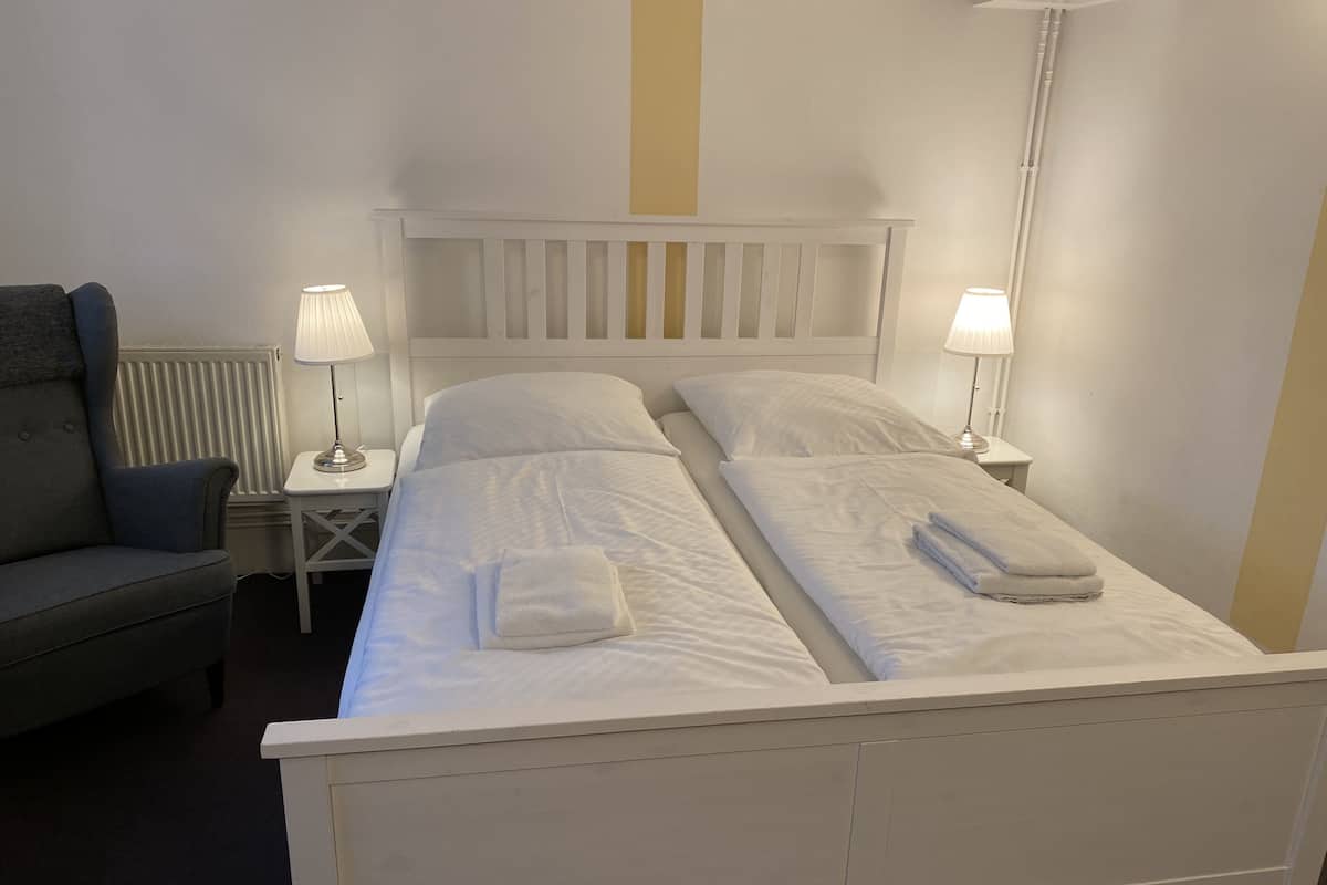 Chambre Double Standard, 1 lit double, non-fumeurs | Fer et planche à repasser, Wi-Fi gratuit, draps fournis