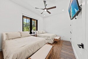 3 soveværelser, skrivebord, strygejern/strygebræt, weekendseng