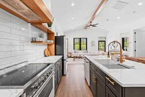 Geladeira, micro-ondas, fogão, cooktop