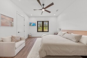 3 chambres, bureau, fer et planche à repasser, lit parapluie