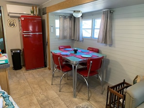 Dining - Look no further! Pool 💦 Relax Romantic Retro Quiet Cozy Bungalow (Omaha)
