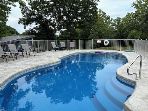 Romantic Retro! Pool 💦 Relax Quiet Cozy Bungalow Nature Branson & Cricket Creek