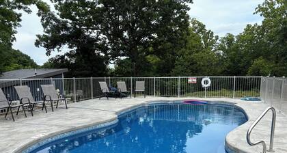 Romantic Retro! Pool 💦 Relax Quiet Cozy Bungalow Nature Branson & Cricket Creek