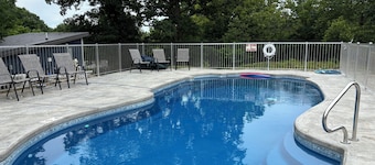 Romantic Retro! Pool 💦 Relax Quiet Cozy Bungalow Nature Branson & Cricket Creek