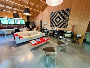 Un intérieur moderne avec un canapé, une table basse et des chaises à structure métallique.