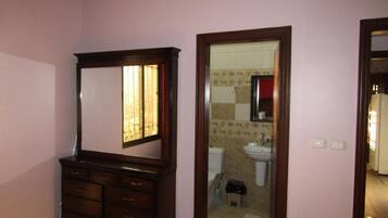 Deluxe Apartment | Bathroom