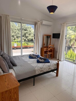 3 bedrooms, iron/ironing board, free WiFi, bed sheets - Villa Del Ray - 3 Bedroom 2 Bathroom Villa, Ideal Location for Coral Bay (Peyia)