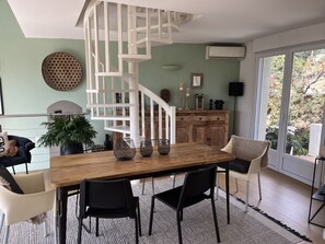 Interior - Architect-designed house set in greenery, in a quiet location.  (Saint-Raphaël)