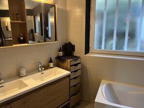 Dusche, Haartrockner, Handtücher, Seife