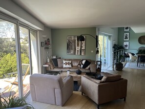 Living area - Architect-designed house set in greenery, in a quiet location.  (Saint-Raphaël)