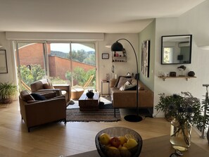 Living area - Architect-designed house set in greenery, in a quiet location.  (Saint-Raphaël)