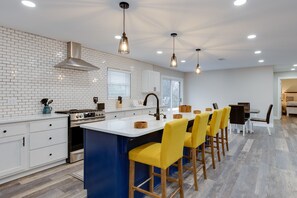 Fridge, microwave, oven, stovetop - 3 bedroom 2 bathroom home on 14 acres in a peaceful, relaxing setting.
(Vienna)