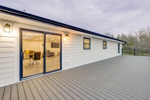 Outdoor dining - 3 bedroom 2 bathroom home on 14 acres in a peaceful, relaxing setting.
(Vienna)