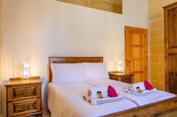 2 bedrooms, iron/ironing board, Internet, bed sheets