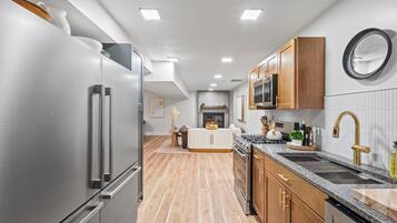 冷蔵庫、電子レンジ、オーブン、コンロ