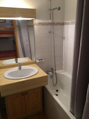 Bathroom - Ground floor, balcony, parking, ski locker, 20m², Châtel (Châtel)
