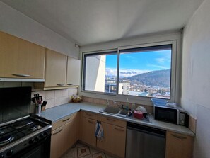 Fridge, microwave, oven, stovetop - Appartement à Annecy 83m2, Lumineux Pratique Pour une Famille ou 3 Couples (Annecy)